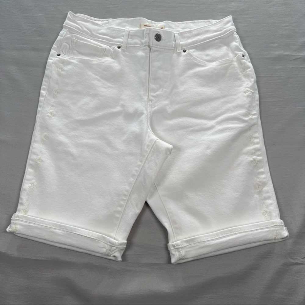 Levi’s Bermuda Jean Shorts Womens 31 White Floral Embroidery Stretch Jorts EUC - Picture 2 of 12